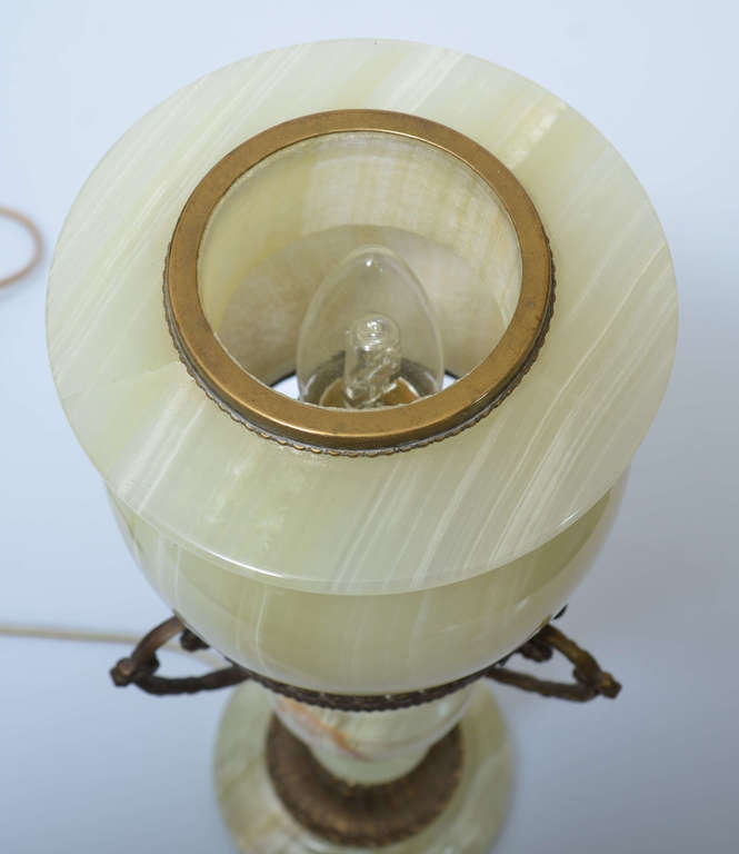 Светильник из оникса с декоративной отделкой