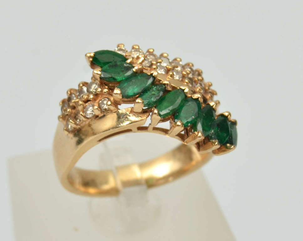 Zelta gredzens ar smaragdiem un briljantiem