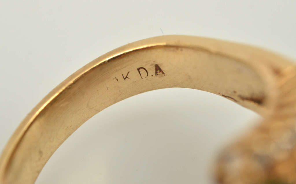Золотое кольцо с изумрудами и бриллиантами