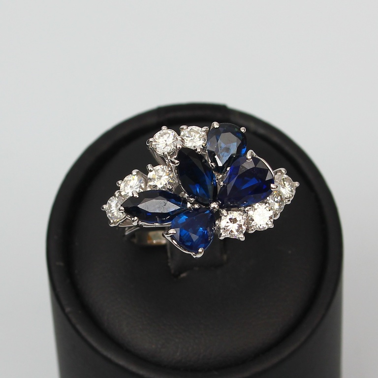 Gold ring with sapphires, diamonds