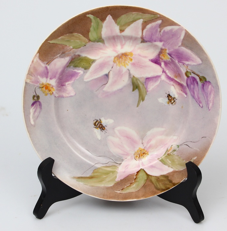 Porcelāna šķīvis ar gleznojumu 'Ziedi ar bitēm