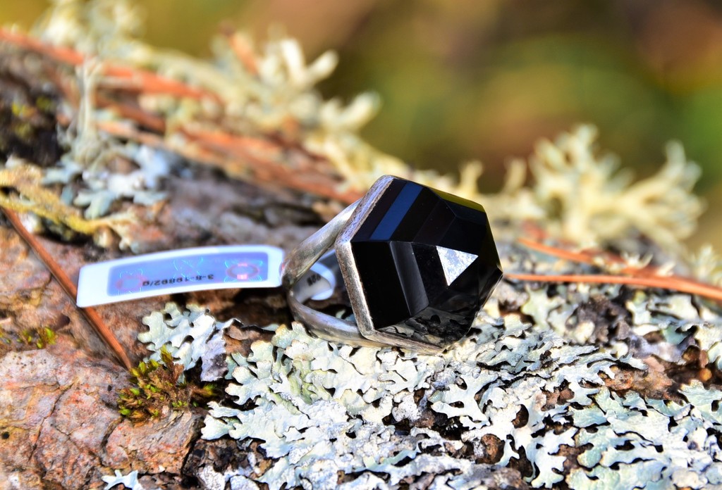 Серебряное кольцо с черным халцедоном