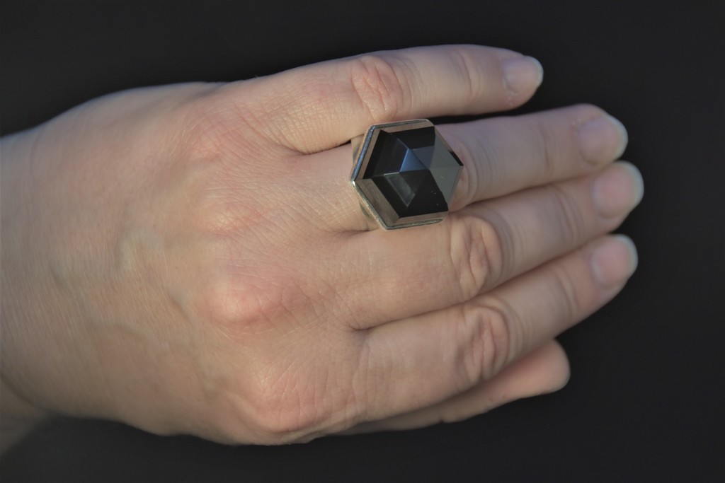Серебряное кольцо с черным халцедоном