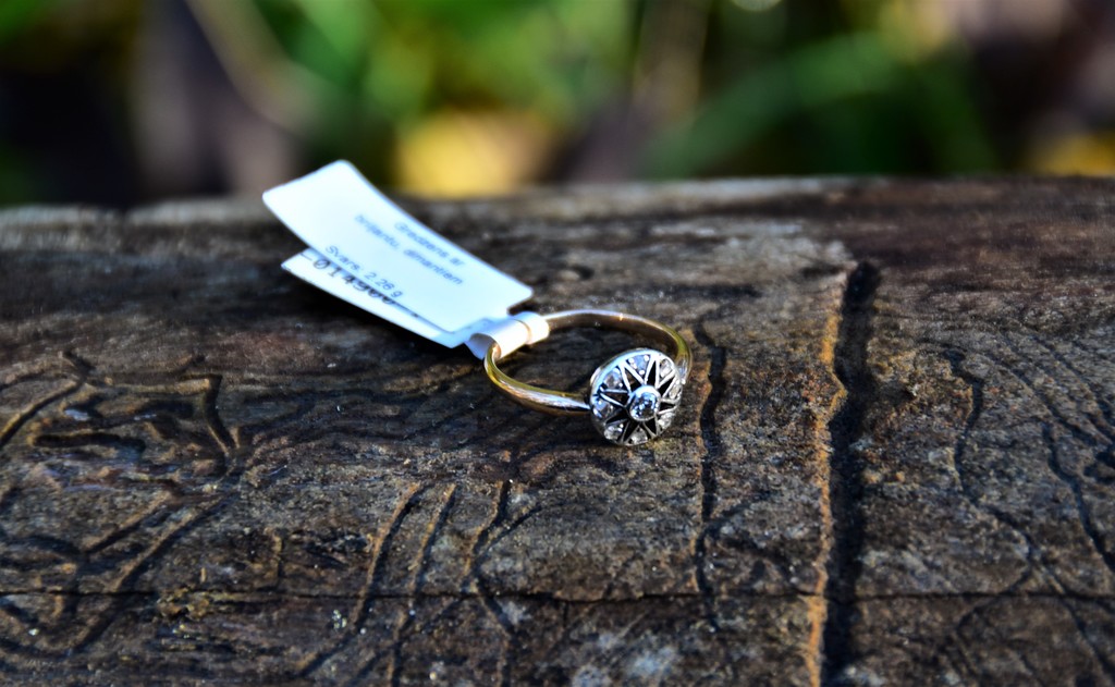 Золотое кольцо с бриллиантам и алмазами