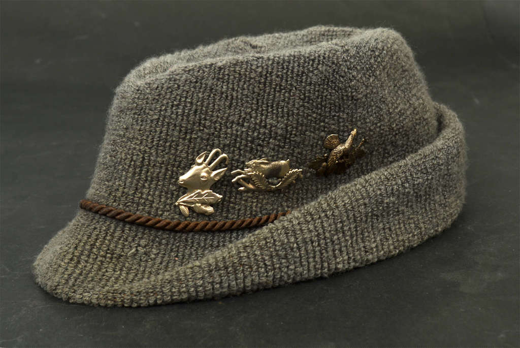 Hunting hat with 6 silver pins