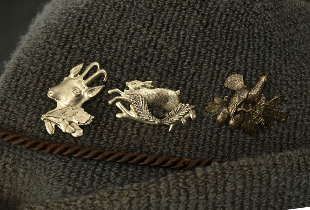 Hunting hat with 6 silver pins