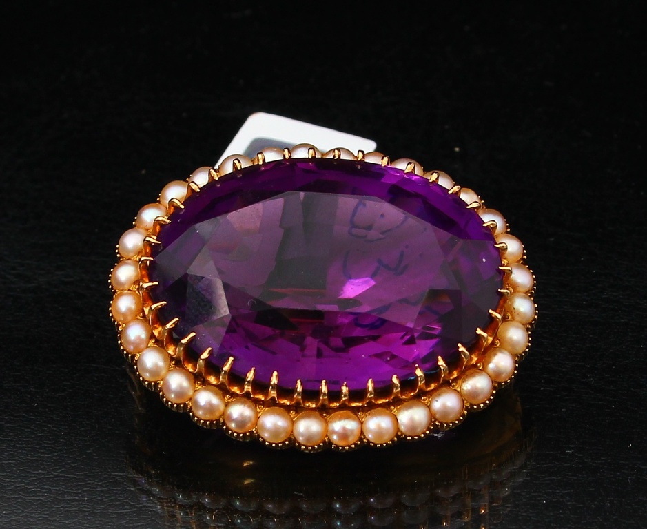 Gold brooch with amethyst, river pearls