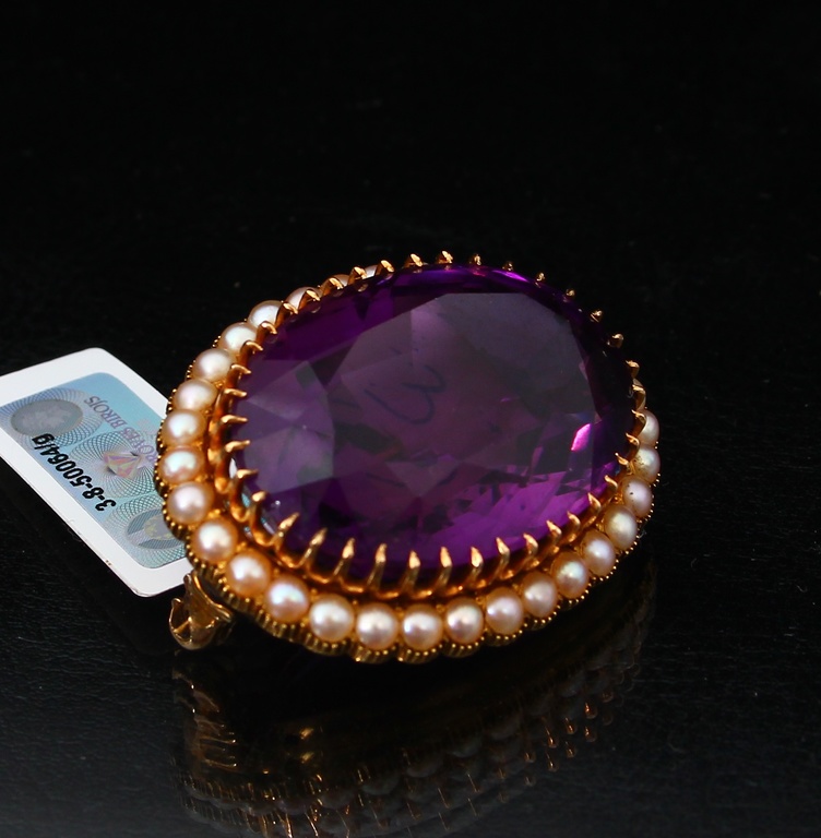Gold brooch with amethyst, river pearls