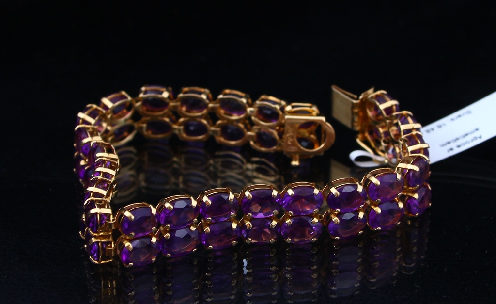 Gold bracelet with amethysts