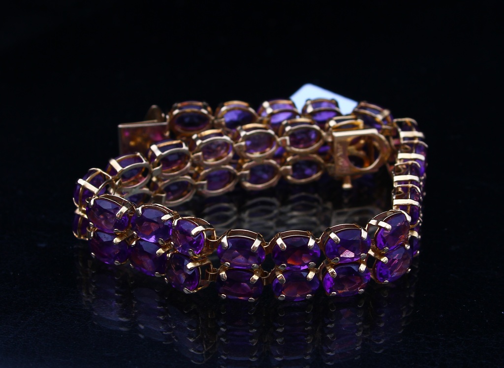 Gold bracelet with amethysts