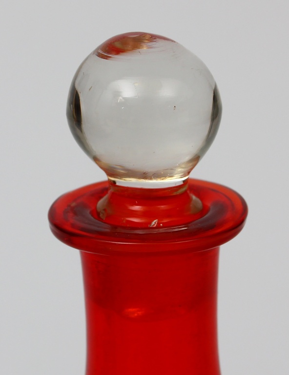 Sarkana stikla karafe ar piecām glāzēm
