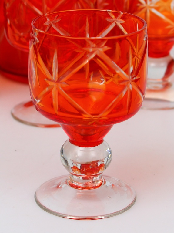 Графин из красного стекла с стаканами