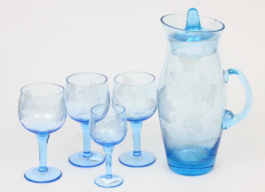 Графин из синего стекла с четырьмя стаканами