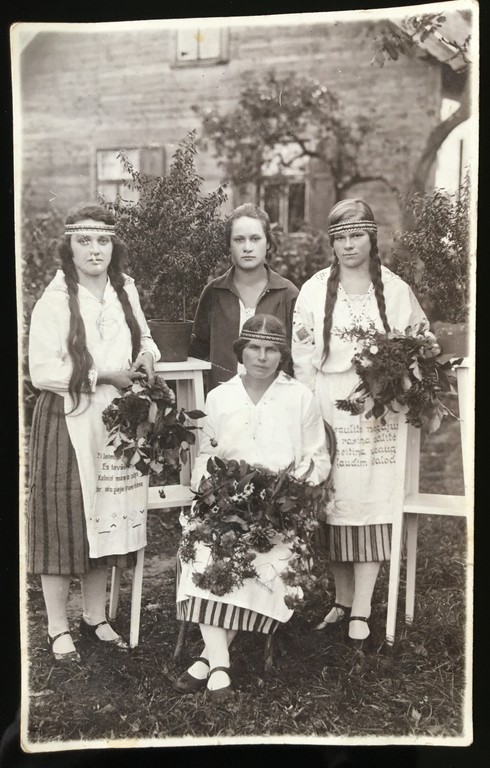 Тукумские женщины в национальных костюмах 
