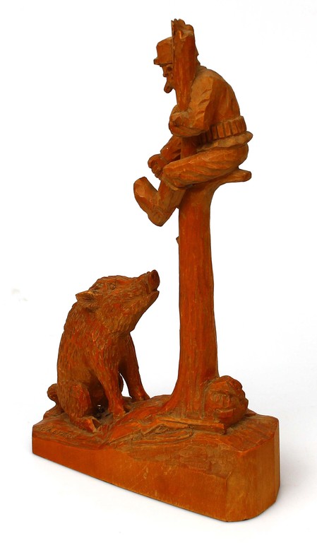 Koka skulptūra ''Vīrs ar mežacūku''