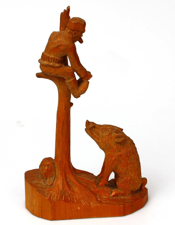 Деревянная скульптура «Человек с кабаном».