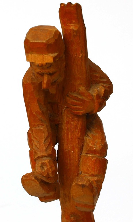 Деревянная скульптура «Человек с кабаном».