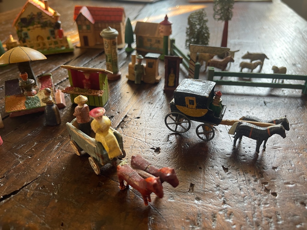Коллекция различных деревянных игрушек