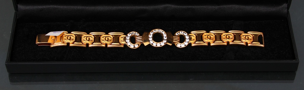 Gold bracelet with diamonds 