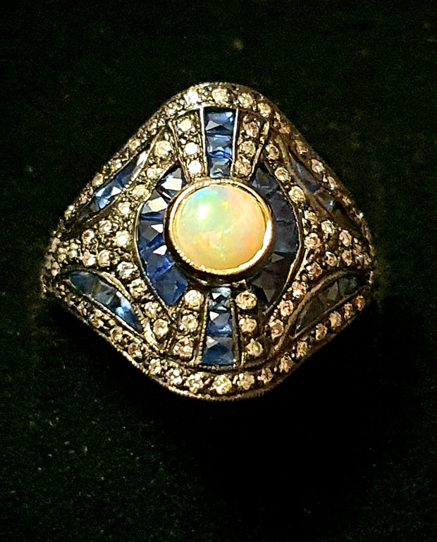 Золотое кольцо с бриллиантами, сапфирами и опалом 