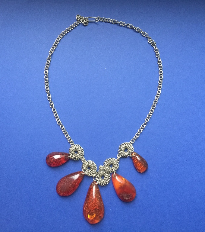 Amber necklace in silver.