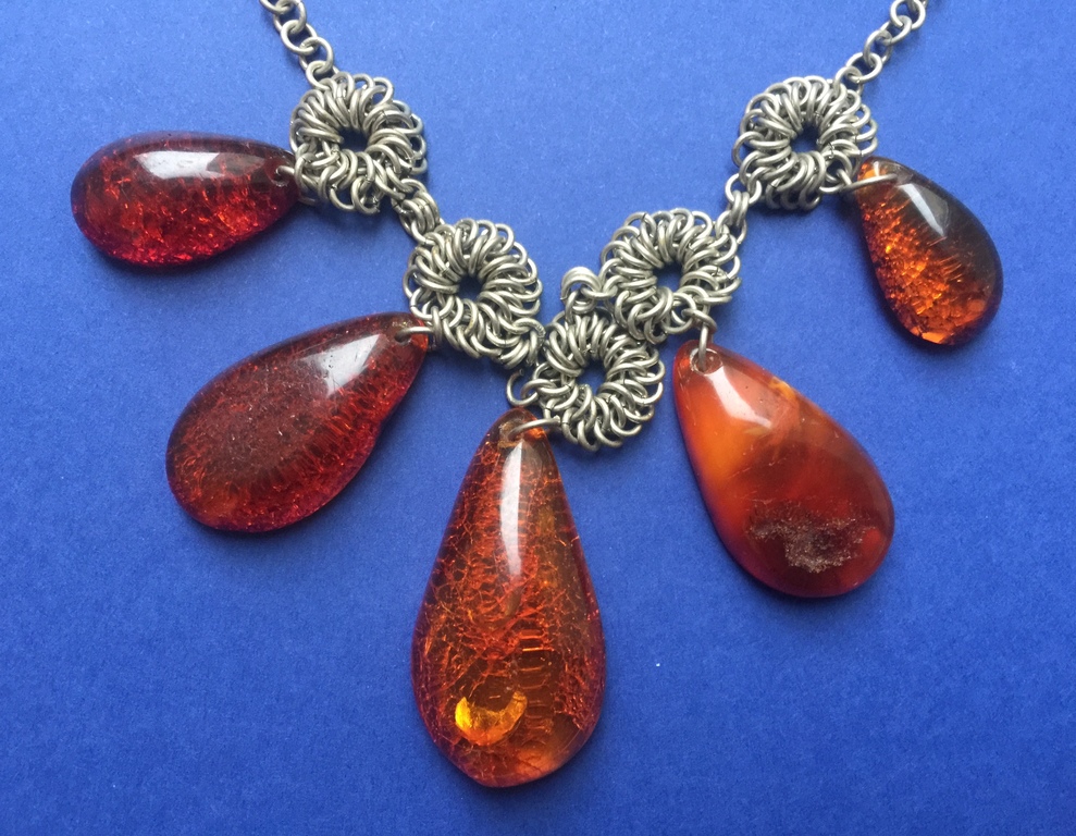 Amber necklace in silver.