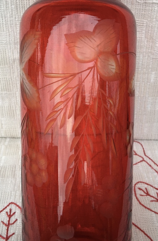 Glass vase with expressive grinding