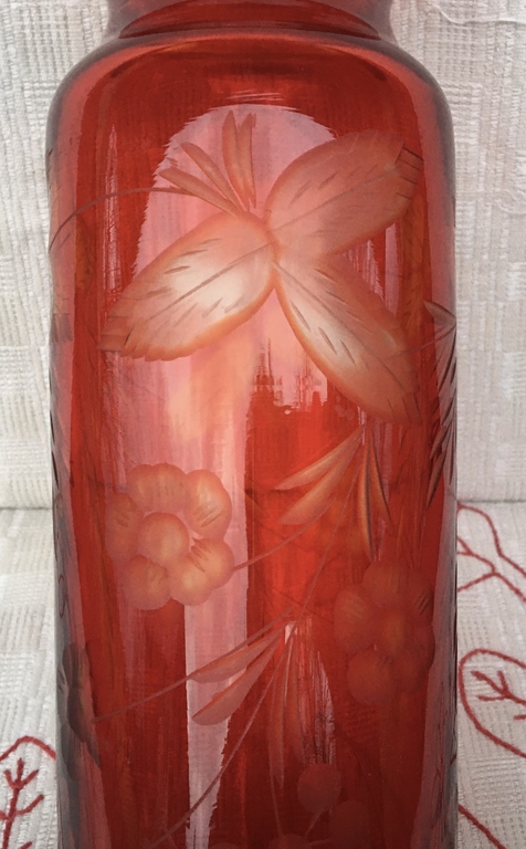 Glass vase with expressive grinding