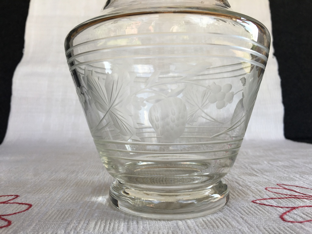 Crystal glass decanter with cut