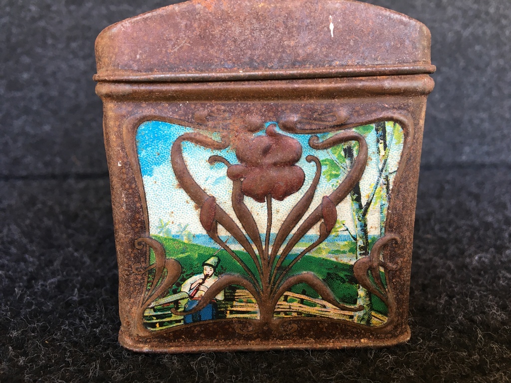 Art Nouveau candy box