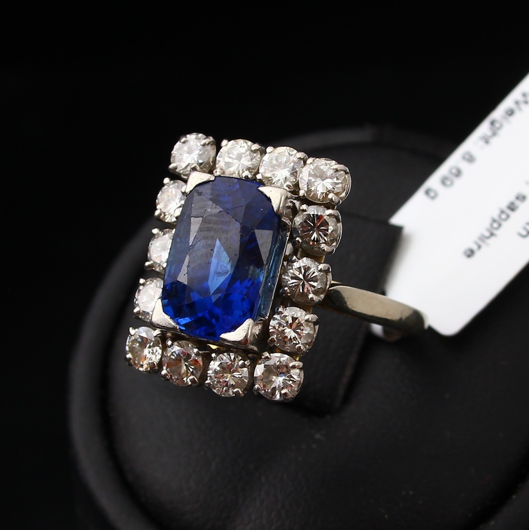 Gold, Platinum ring with sapphire and 14 diamonds
