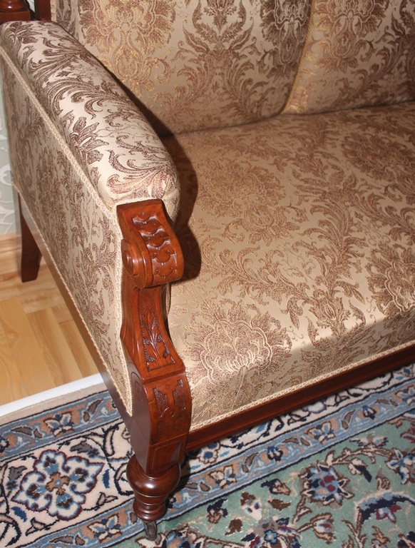 Vācijas agrīnā historisma stila riekstkoka sofa