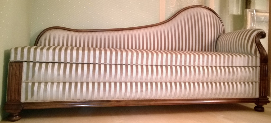 Sofa with pull-out back
