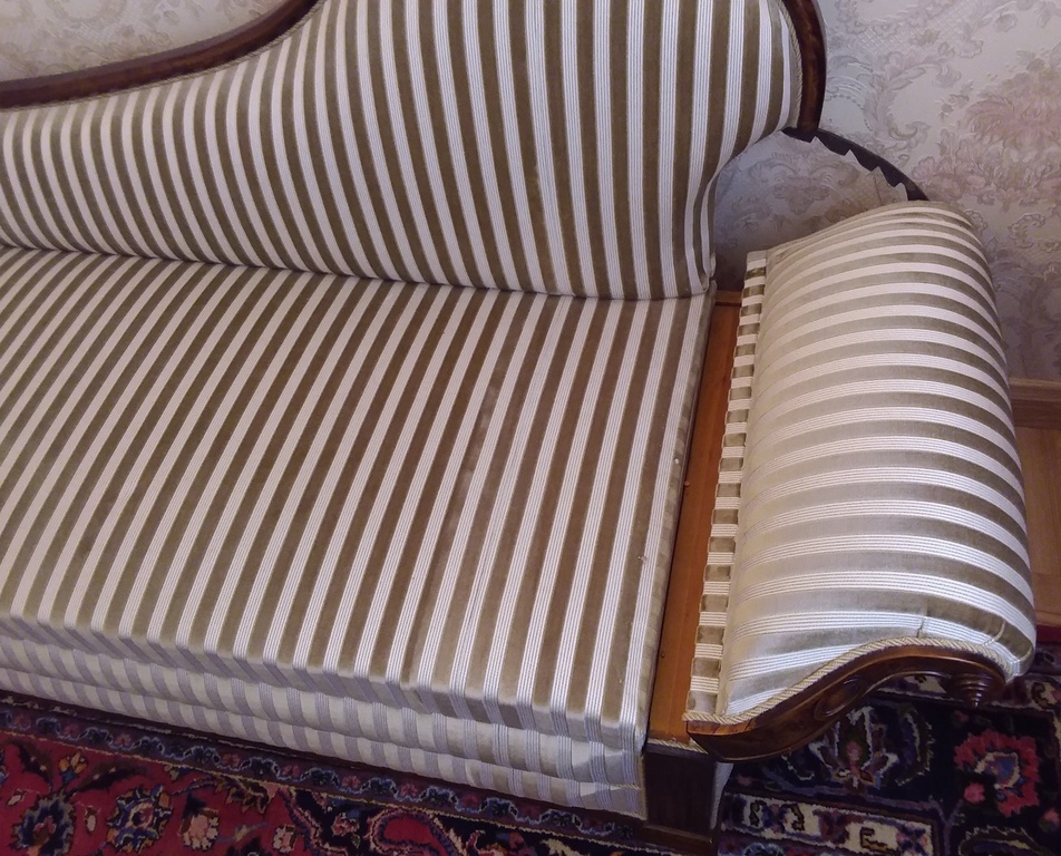 Sofa with pull-out back
