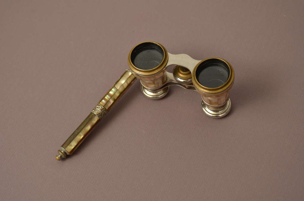 Theater binoculars with mother of pearl