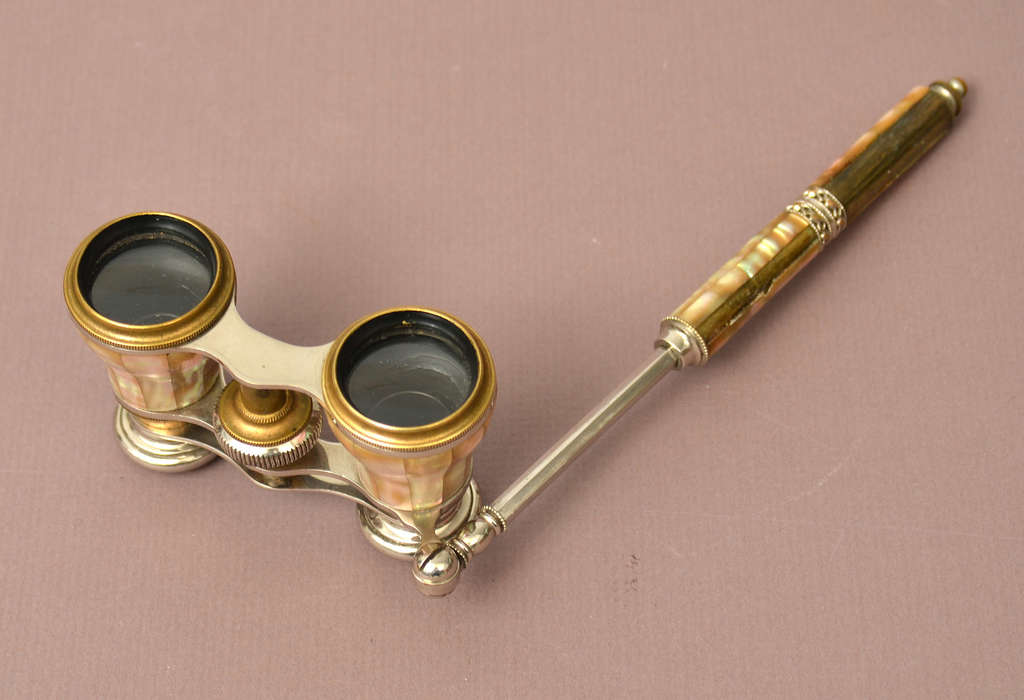 Theater binoculars with mother of pearl