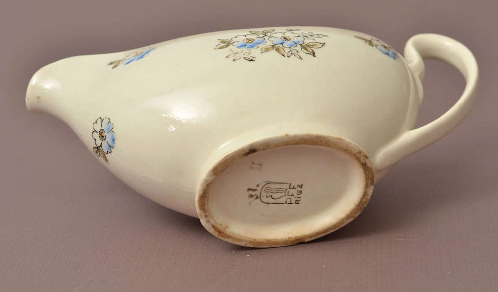 Faience utensil for the sauce