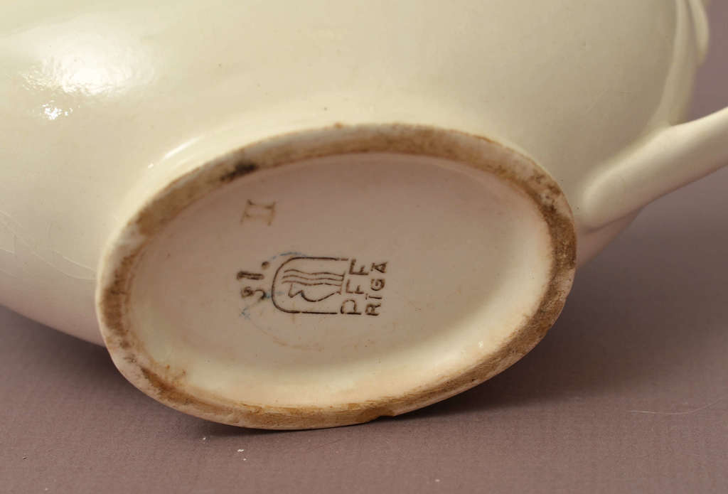 Faience utensil for the sauce
