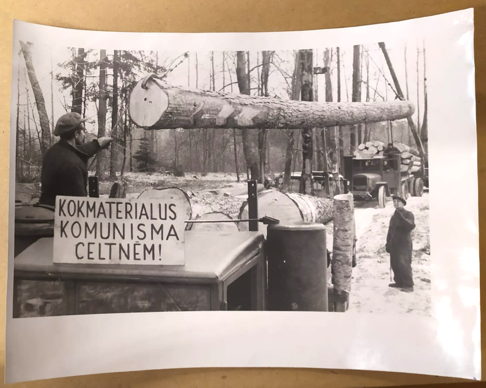 Melnbalta fotogrāfija ''Kokmateriālus komunisma celtnēm''