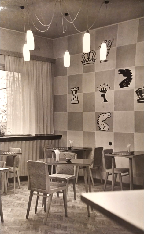 Черно-белая фотография ''Kafejnīcā''