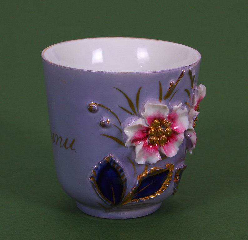 Фарфоровая чашка с цветами