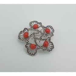 Серебряная брошь в стиле модерн с красным кораллом