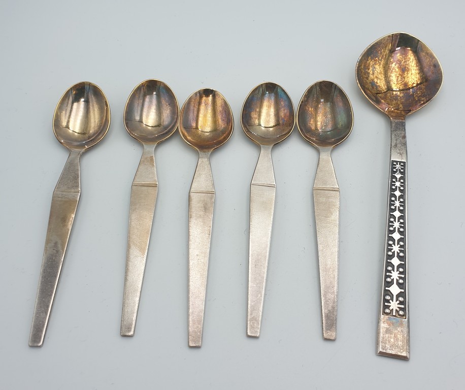 Silver spoons in a blue box (5 +1 pieces)