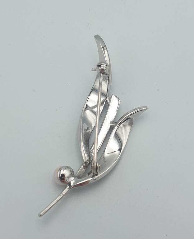 Серебряная брошь в стиле модерн с кристаллами марказита и жемчугом