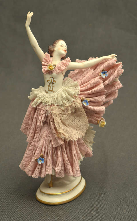 Porcelāna figūra ''Meitene dejo''