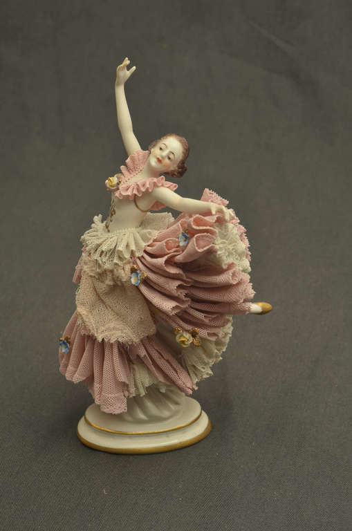 Porcelāna figūra ''Meitene dejo''