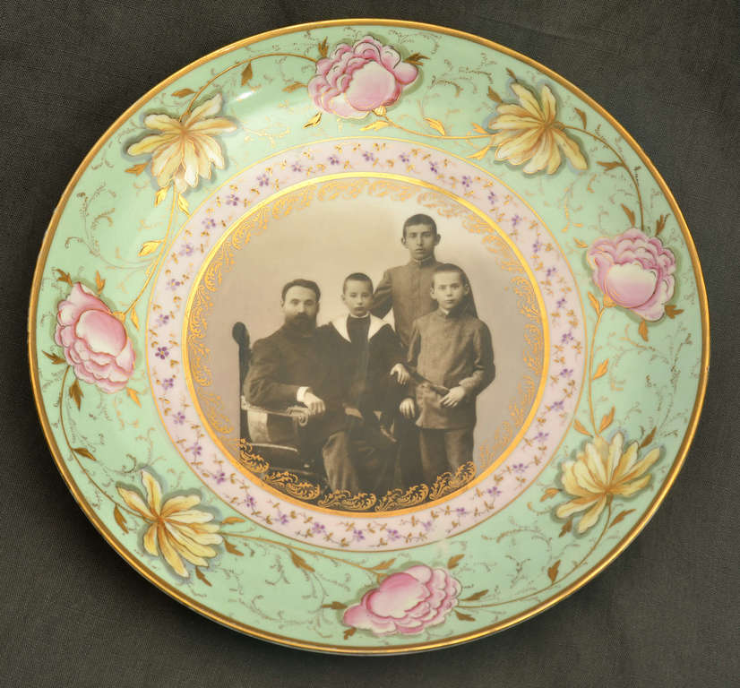 Фарфоровая тарелка с семейным фото