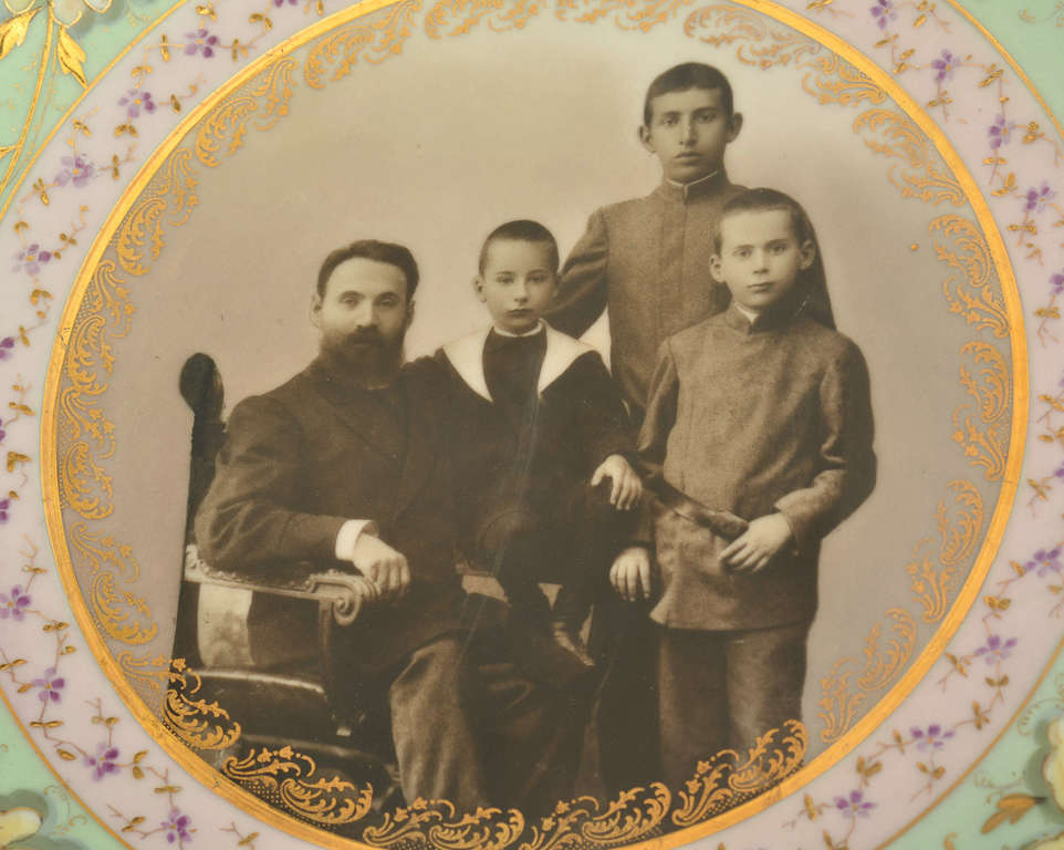 Porcelāna šķīvis ar ģimenes fotogrāfiju