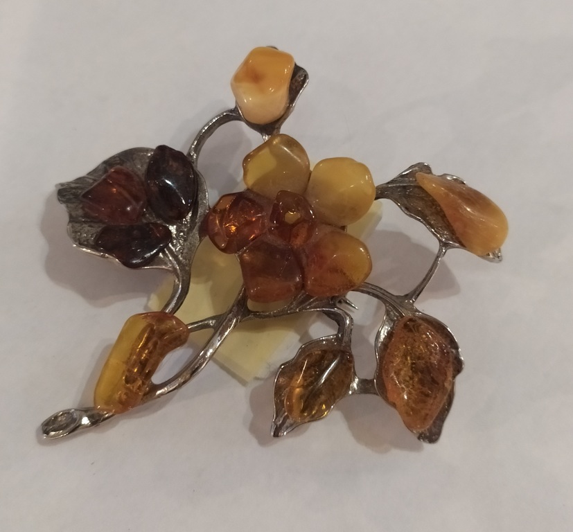 Amber brooch with metal finish - Flowers