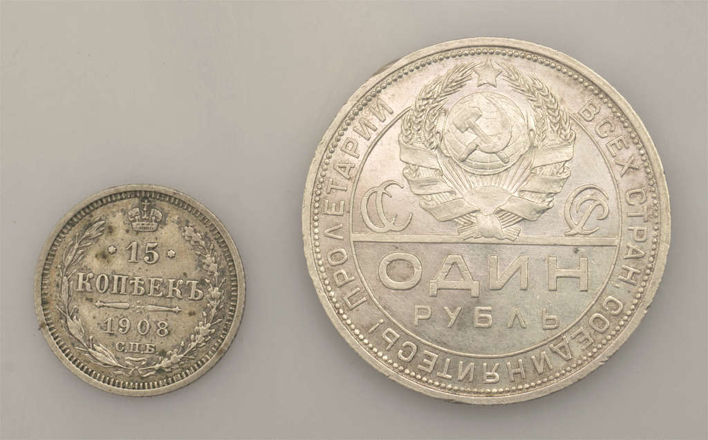 Две серебряные монеты - 1 рубль 1924 года и 15 копеек 1908 года.